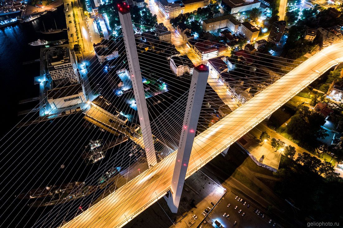Вид сверху на Золотой мост Владивостока фото