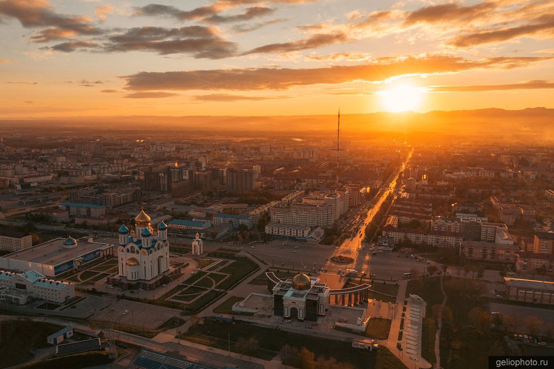 Площадь Победы в Южно-Сахалинске на закате фото