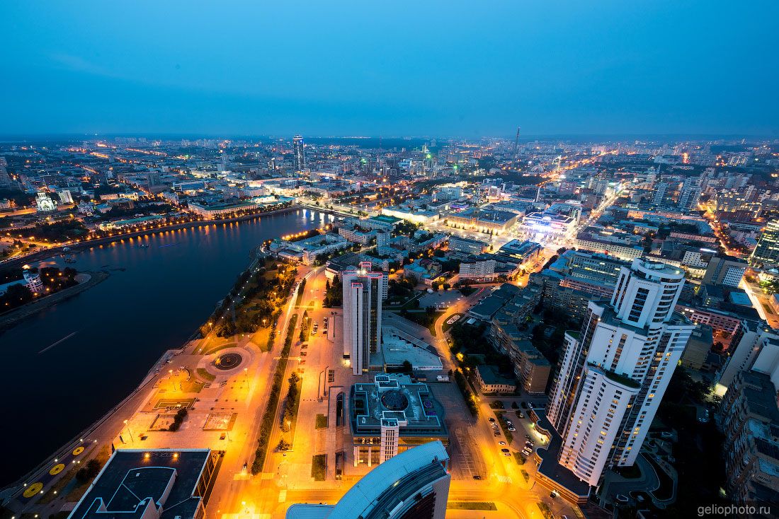 Екатеринбург-Сити вечером фото