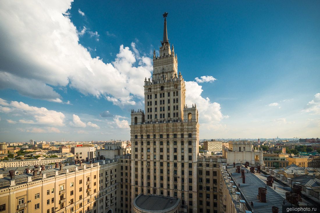 Высотка на площади Красных Ворот в Москве фото