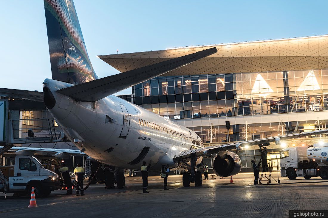 Боинг 737-700 а/к Якутия на фоне аэропорта в Красноярске фото