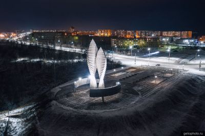 Мемориал Славы в Братске ночью фото