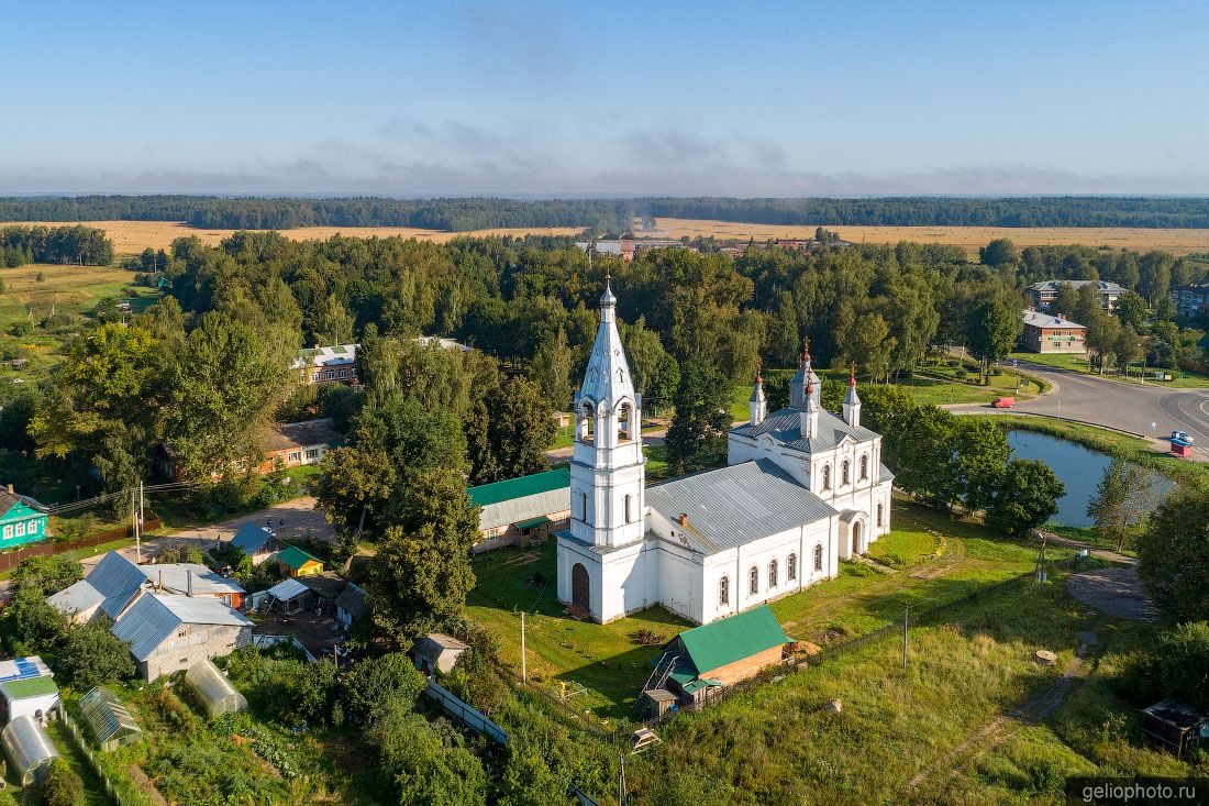 Воскресенский храм в селе Раменье с высоты фото