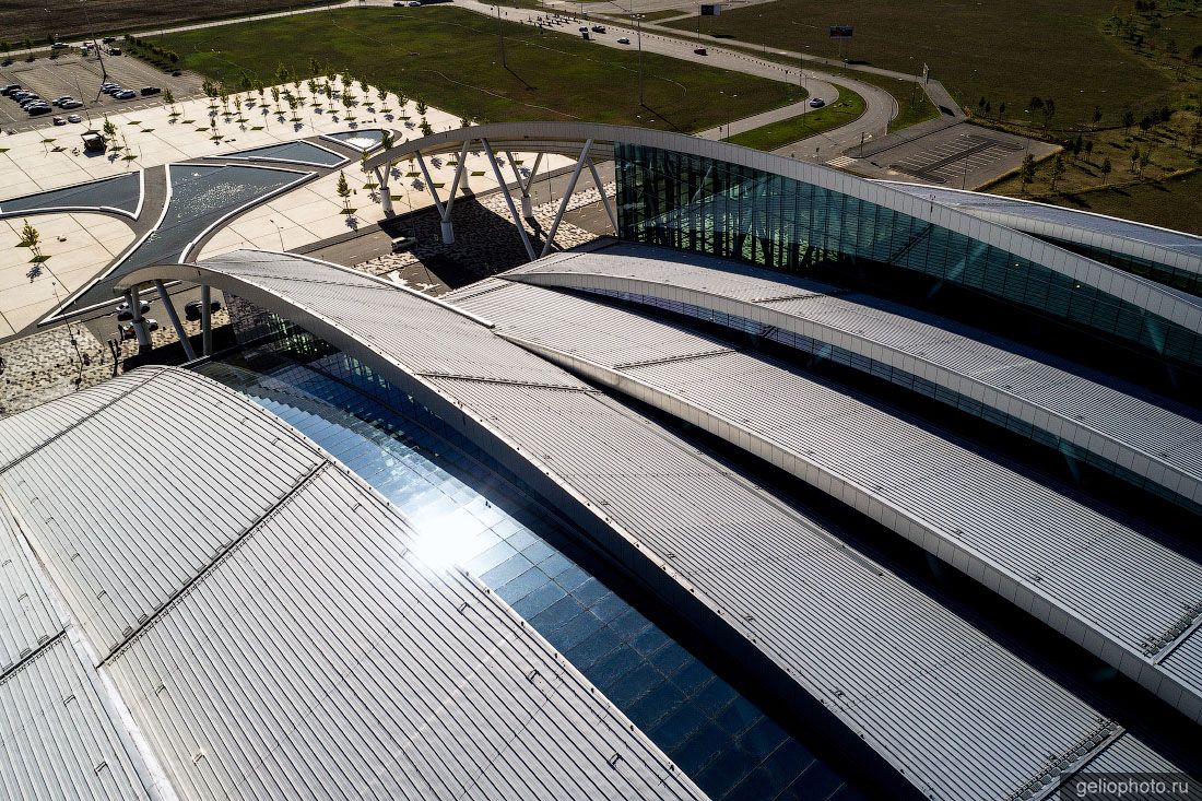 Крыша терминала аэропорта Платов в Ростове-на-Дону фото