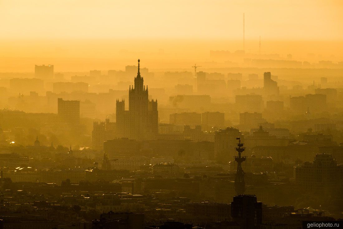 Высотка на Котельнической набережной в Москве на рассвете фото