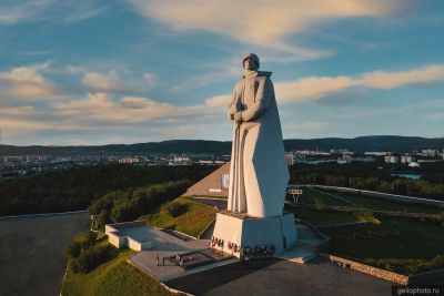 Вид на памятник защитникам Советского Заполярья в Мурманске фото
