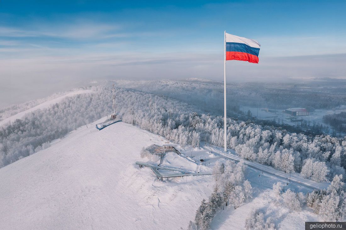 Флаг России на Торгашинском хребте в Красноярске фото