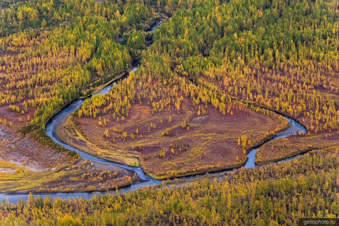 Река Южный Нёралах на плато Путорана с высоты фото