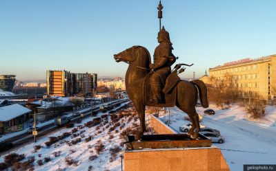 Скульптура Гэсэр-хана в Улан-Удэ фото