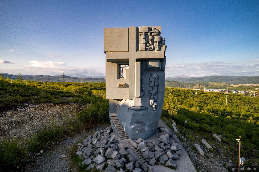 Памятник Маска Скорби в Магадане фото