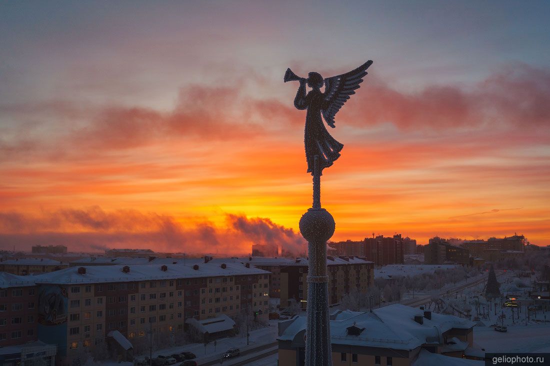 Скульптура Ангел на соборе Преображения Господня в Салехарде фото