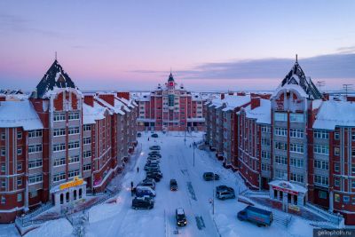 Красные дома на улице Чубынина в Салехарде фото