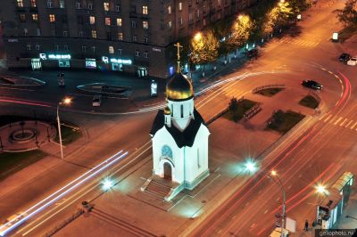 Часовня Николая Чудотворца в Новосибирске вечером фото