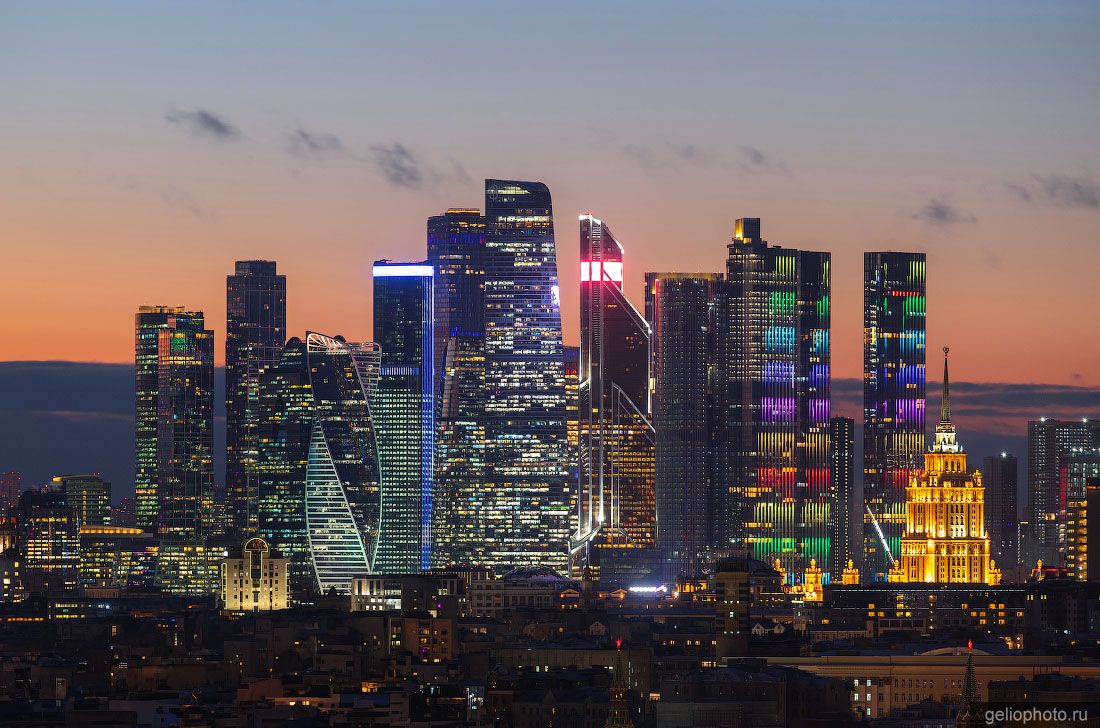 Москва-Сити вечером с высоты фото