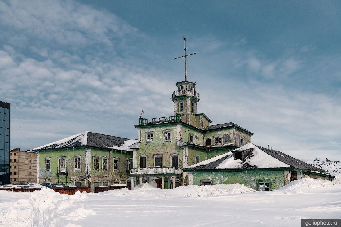 Заброшенное здание управления Морпорта на Диксоне фото