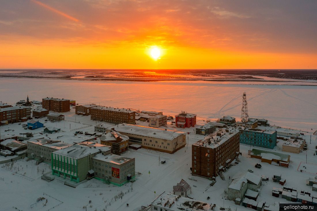 Хатанга с высоты на закате фото