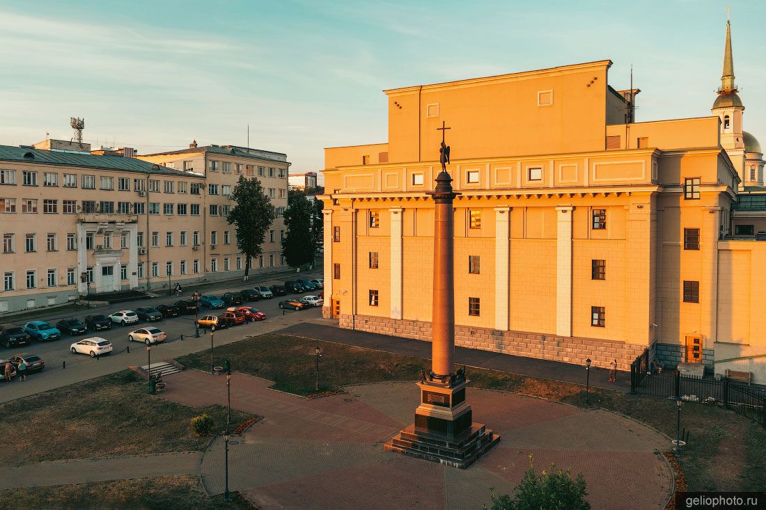 Михайловская колонна в Ижевске фото