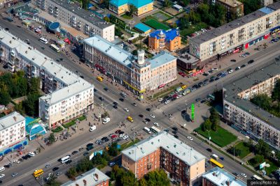 Вид с высоты на дом со шпилем в Омске фото