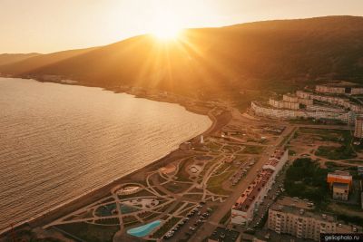 Набережная Бухты Нагаева в Магадане с высоты фото