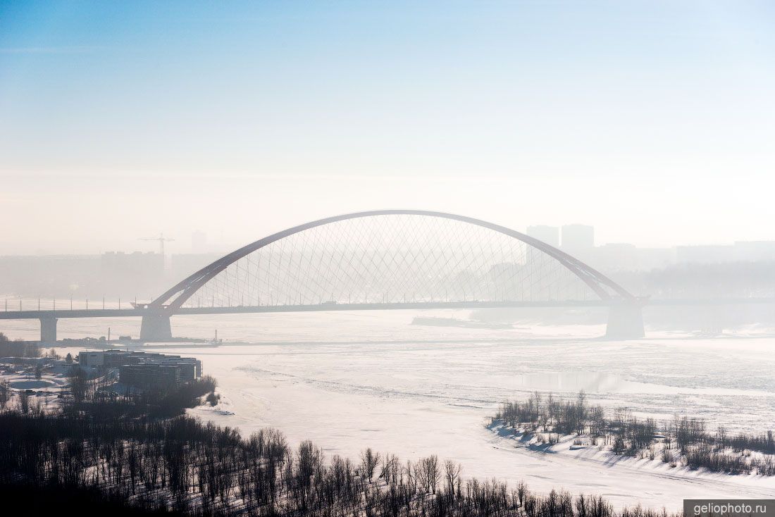Новосибирский Бугринский мост в зимней дымке фото