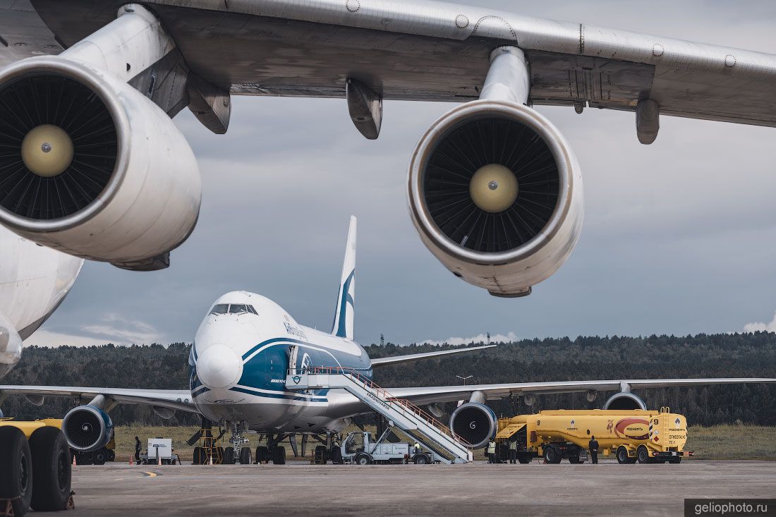 Самолёт Boeing 747 в аэропорту Красноярска фото