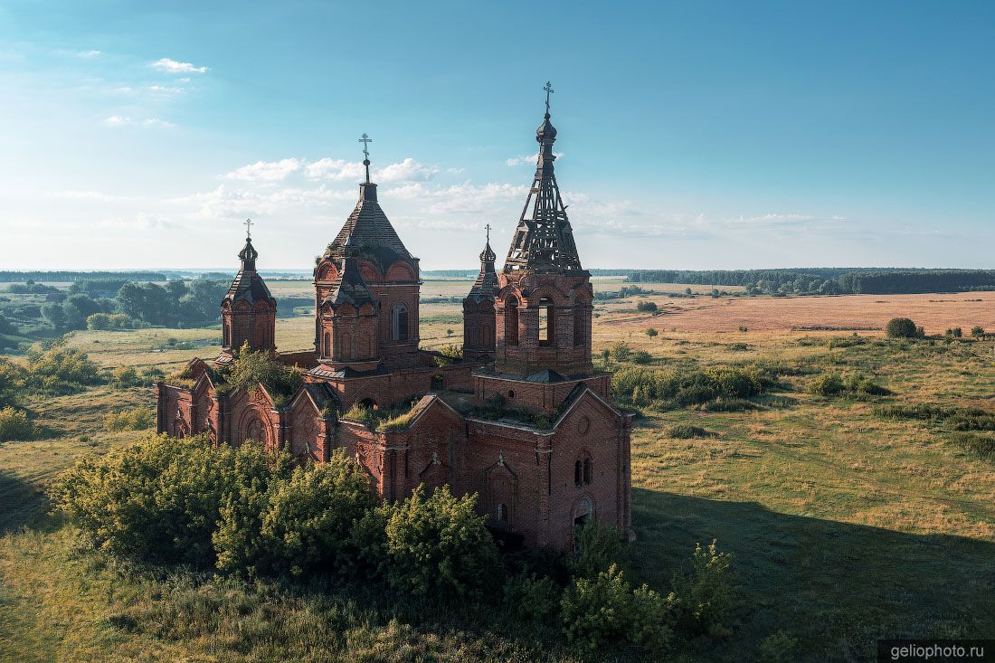 Заброшенная церковь Троицы Живоначальной в Танкеевке фото