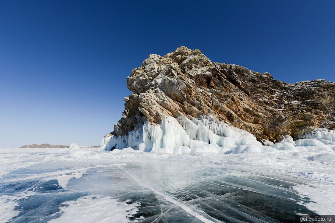 Наплески на Байкальской скале зимой фото