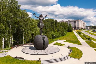 Скульптура Моя Сибирь в Кольцово  фото