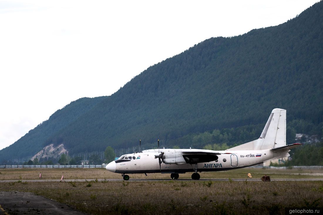 Самолёт Ан-24 в аэропорту Нижнеангарска фото