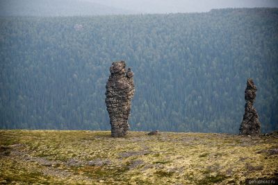 Каменные столбы Маньпупунёр на Урале фото