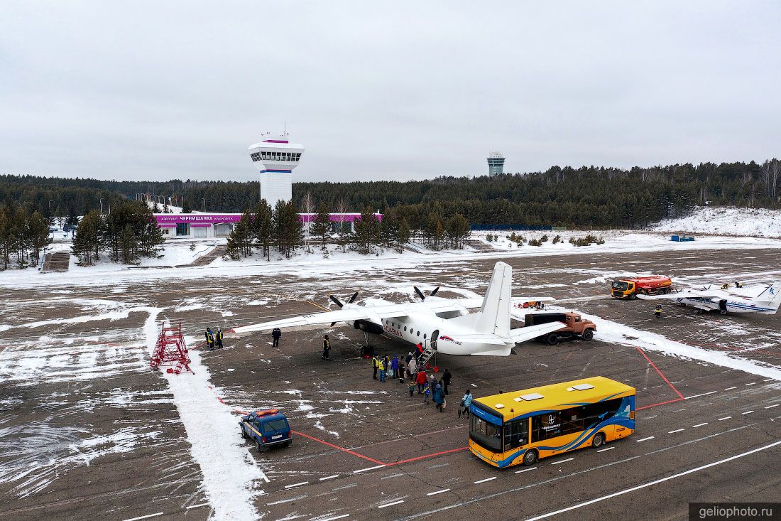 Самолёт Ан-24 в аэропорту Черемшанка в Красноярске фото