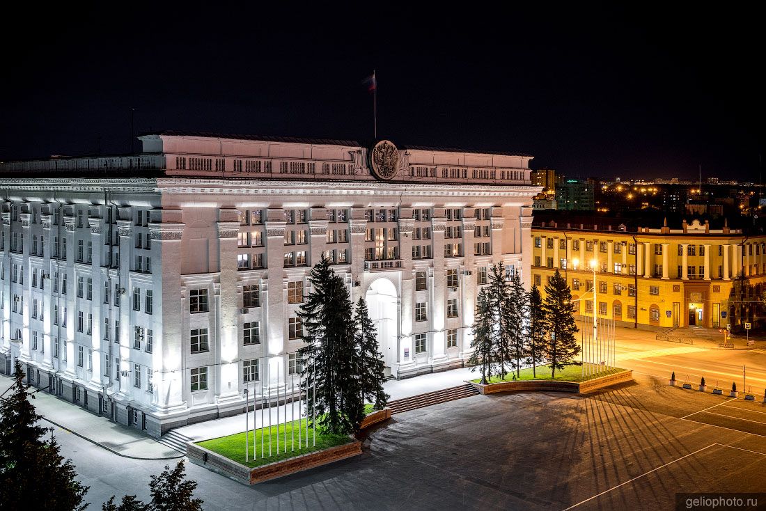 Администрация Правительства Кузбасса в Кемерово ночью фото