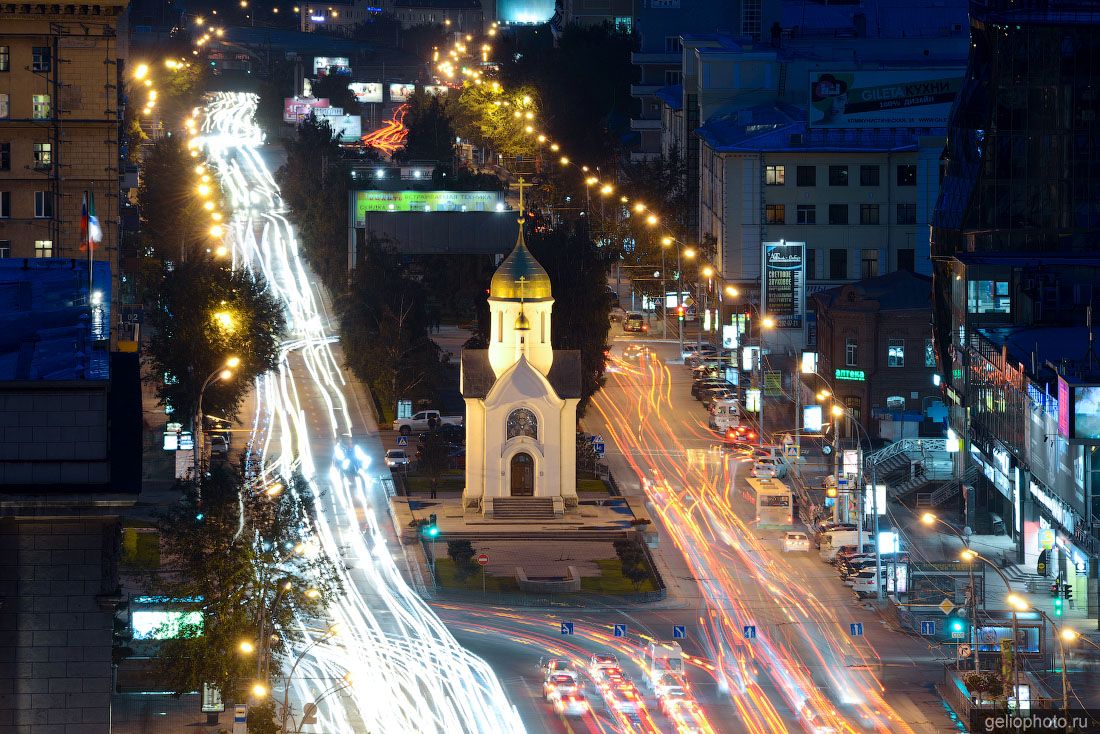 Часовня Николая Чудотворца в Новосибирске вечером фото