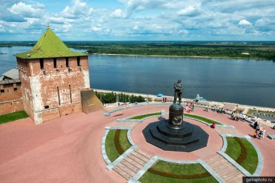 Памятник Чкалову в Нижнем Новгороде фото