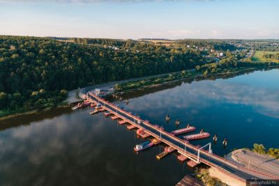 Разводной понтонный мост через Оку в Озёрах фото