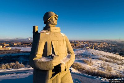 Памятник защитникам Советского Заполярья в Мурманске зимой фото