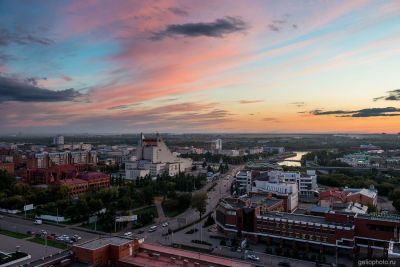 Улица Думская на закате в Омске фото