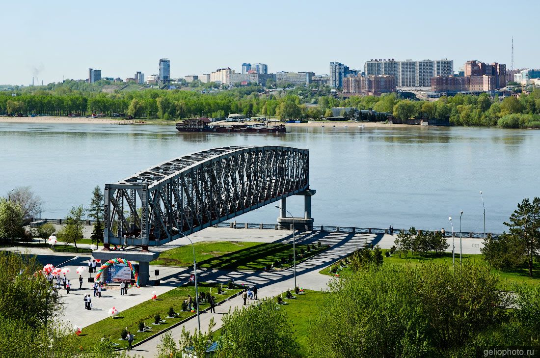 Ферма старого ЖД моста в Новосибирске фото