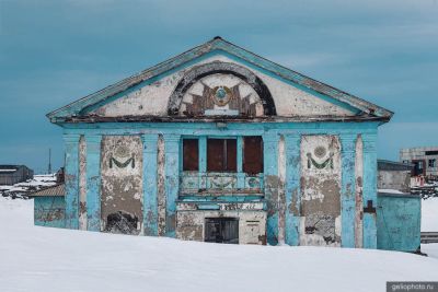 Здание бывшего клуба в Диксоне фото