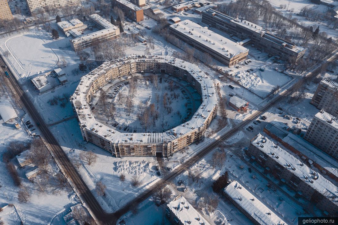 Дом-кольцо в зимнем Новокузнецке с высоты фото