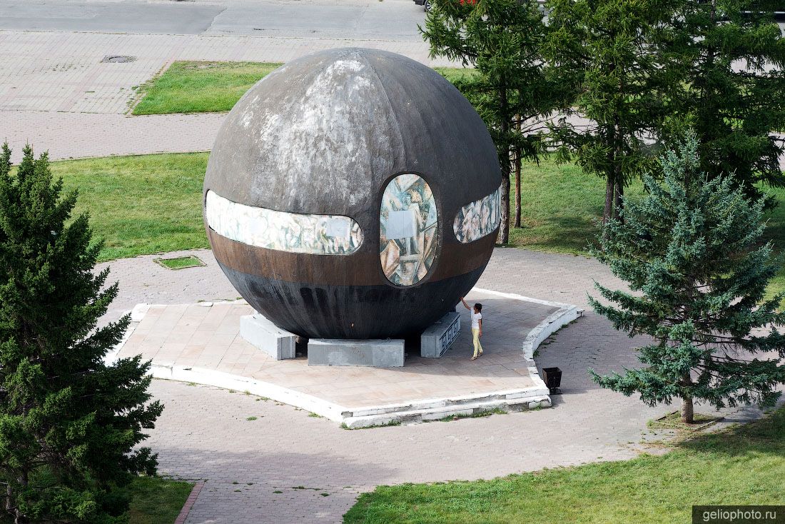 Памятник Держава на площади Бухгольца в Омске фото