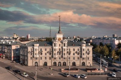 Дом под шпилем в Барнауле фото