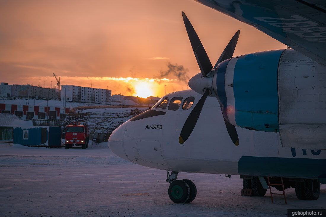 Самолёт Ан-24 в Тикси фото