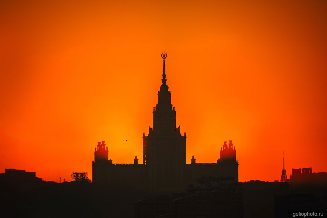 Главное здание МГУ в Москве фото