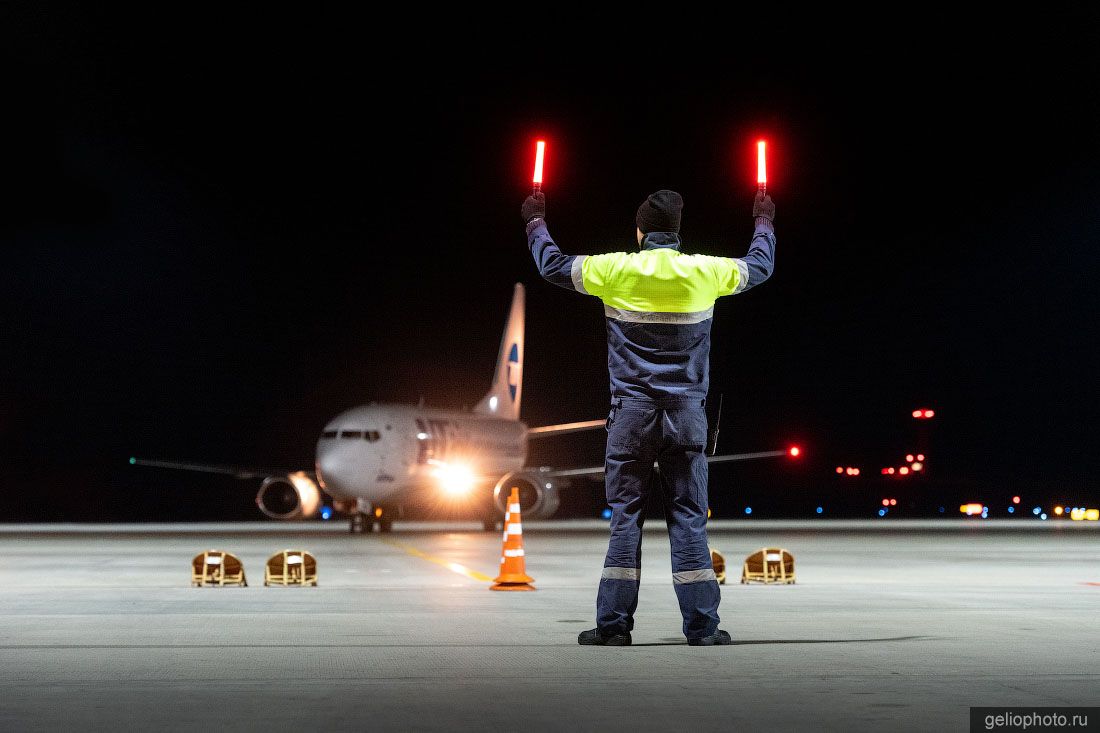 Установка на стоянку самолёта Utair в Ростове-на-Дону фото