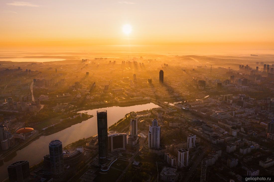 Екатеринбург с высоты на закате фото