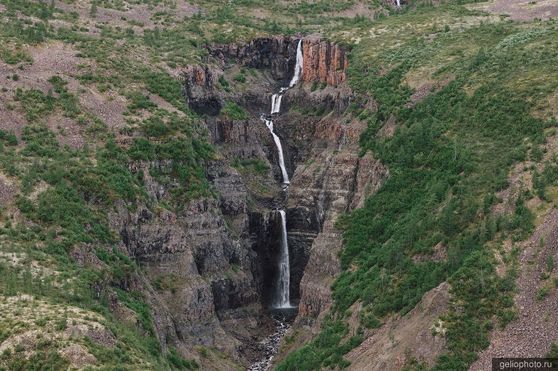 Водопад на плато Путорана с высоты фото