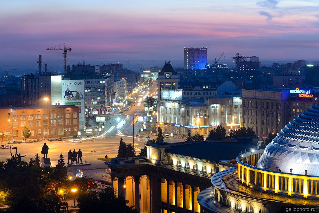 Площадь Ленина в Новосибирске вечером фото