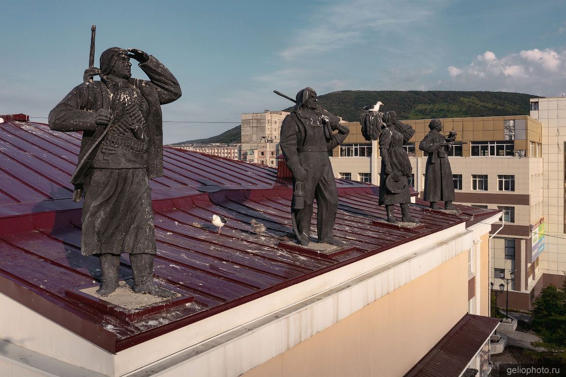 Скульптуры на драмтеатре Горького в Магадане фото
