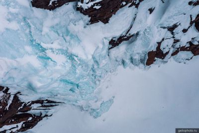 Водопад Красные камни зимой фото